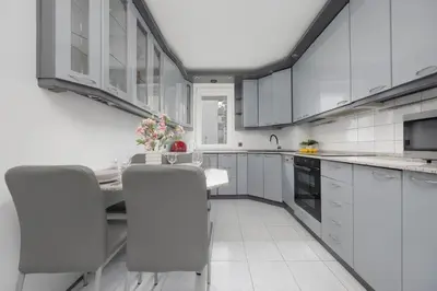 Kuchnia lub aneks kuchenny w obiekcie Spacious Air-conditioned Apartment with Balcony Close to PGE Narodowy by Noclegi Renters