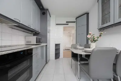 Kuchnia lub aneks kuchenny w obiekcie Spacious Air-conditioned Apartment with Balcony Close to PGE Narodowy by Noclegi Renters