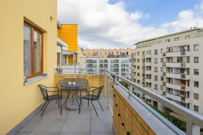 Balkon lub taras w obiekcie Warsaw Ursus Modern Apartment with Parking, AC & Balcony by Noclegi Renters