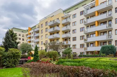 Ogród w obiekcie Warsaw Ursus Modern Apartment with Parking, AC & Balcony by Noclegi Renters