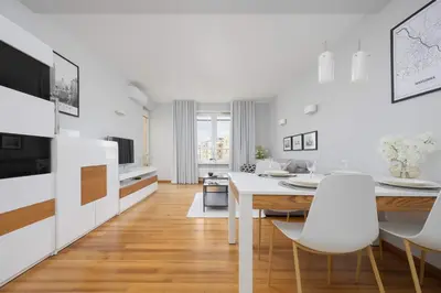 Telewizja i/lub zestaw kina domowego w obiekcie Warsaw Ursus Modern Apartment with Parking, AC & Balcony by Noclegi Renters