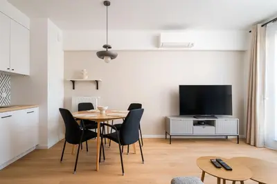 Telewizja i/lub zestaw kina domowego w obiekcie Racławicka 7 Superior Apartment by BookingHost