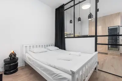 Łóżko lub łóżka w pokoju w obiekcie Grzybowska 37 - C by Homeprime