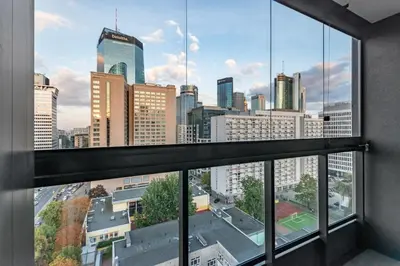 Widok na miasto Warszawa z tego apartamentu