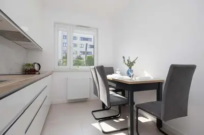 Kuchnia lub aneks kuchenny w obiekcie Lazurowa Charming Apartment with Parking & Garden in Warsaw by Noclegi Renters