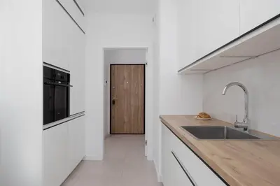 Kuchnia lub aneks kuchenny w obiekcie Lazurowa Charming Apartment with Parking & Garden in Warsaw by Noclegi Renters