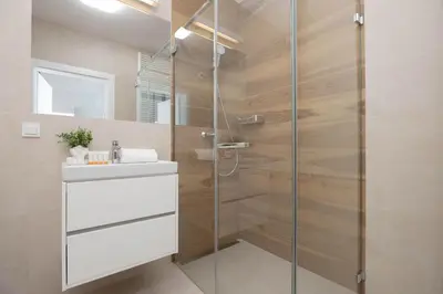 Łazienka w obiekcie Lazurowa Charming Apartment with Parking & Garden in Warsaw by Noclegi Renters