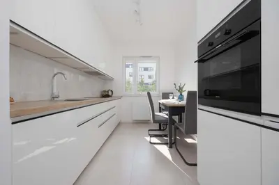 Kuchnia lub aneks kuchenny w obiekcie Lazurowa Charming Apartment with Parking & Garden in Warsaw by Noclegi Renters