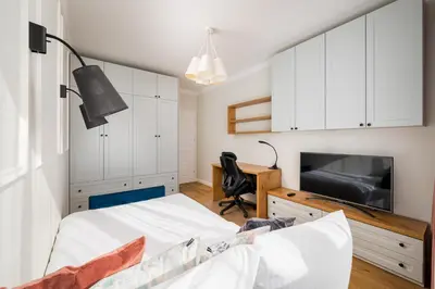 Łóżko lub łóżka w pokoju w obiekcie Metro Płocka 3-Bedroom Apartment by BookingHost
