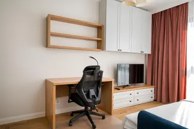 Telewizja i/lub zestaw kina domowego w obiekcie Metro Płocka 3-Bedroom Apartment by BookingHost