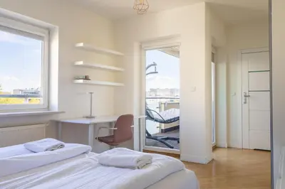 Łóżko lub łóżka w pokoju w obiekcie Warsaw Marina Apartment, 3 Bedrooms, Balcony, Garage