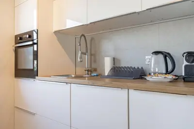 Kuchnia lub aneks kuchenny w obiekcie Warsaw Marina Apartment, 3 Bedrooms, Balcony, Garage