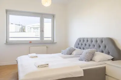 Łóżko lub łóżka w pokoju w obiekcie Warsaw Marina Apartment, 3 Bedrooms, Balcony, Garage