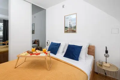 Łóżko lub łóżka w pokoju w obiekcie Lumina spacious apartments in the Old Town