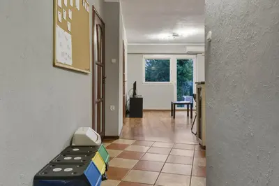 Telewizja i/lub zestaw kina domowego w obiekcie Wrzeciono 35 Urban Apartment by Solarento
