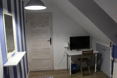 Telewizja i/lub zestaw kina domowego w obiekcie Gościniec filmowy - kwatera prywatna