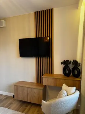 Telewizja i/lub zestaw kina domowego w obiekcie Family & Business Apartments PREMIUM No1 - 1 Bedroom with Private Jacuzzi, Balcony, Parking