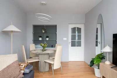 Część wypoczynkowa w obiekcie Mokotów Skyline Panorama Apartment by BookingHost
