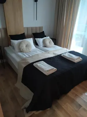 Łóżko lub łóżka w pokoju w obiekcie Family & Business Apartments PREMIUM No 2 - 1 Bedroom with Private Jacuzzi, Balcony, Parking