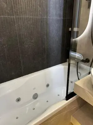 Łazienka w obiekcie Family & Business Apartments PREMIUM No 2 - 1 Bedroom with Private Jacuzzi, Balcony, Parking