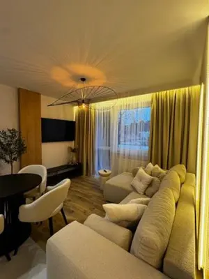 Część wypoczynkowa w obiekcie Family & Business Apartments PREMIUM No 2 - 1 Bedroom with Private Jacuzzi, Balcony, Parking