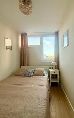 Łóżko lub łóżka w pokoju w obiekcie Cozy Stay Krochmalna Apartment