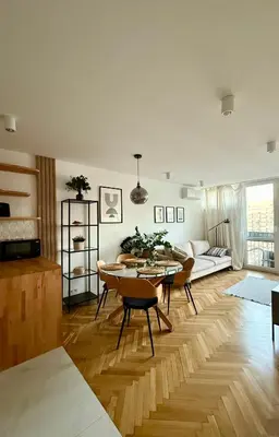 Łóżko lub łóżka w pokoju w obiekcie Cozy Stay Żelazna Apartment