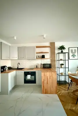 Kuchnia lub aneks kuchenny w obiekcie Cozy Stay Żelazna Apartment