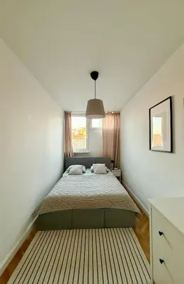 Łóżko lub łóżka w pokoju w obiekcie Cozy Stay Żelazna Apartment