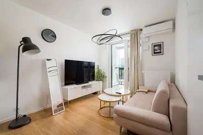 Telewizja i/lub zestaw kina domowego w obiekcie Jerozolimskie Modern Apartment by BookingHost