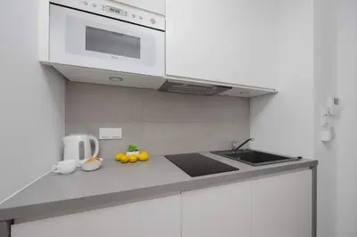 Kuchnia lub aneks kuchenny w obiekcie Kasprzaka Air-conditioned Studio with Balcony by Noclegi Renters