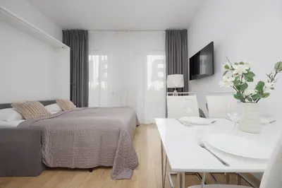 Telewizja i/lub zestaw kina domowego w obiekcie Kasprzaka Air-conditioned Studio with Balcony by Noclegi Renters