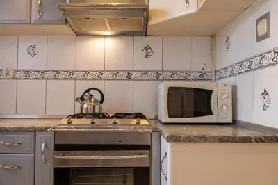 Kuchnia lub aneks kuchenny w obiekcie Spacious Apartment with a Balcony in Bielany