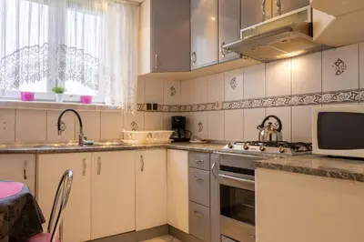 Kuchnia lub aneks kuchenny w obiekcie Spacious Apartment with a Balcony in Bielany