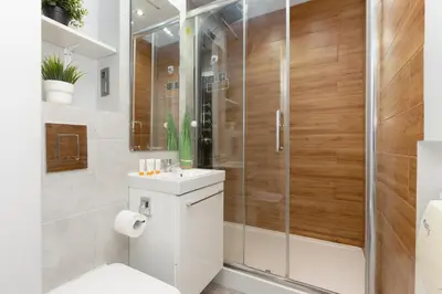 Łazienka w obiekcie Charming Studio in Warsaw Center with Air Conditioning by Noclegi Renters