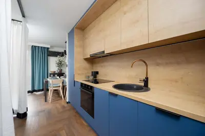 Kuchnia lub aneks kuchenny w obiekcie Central Warsaw Modern Studio with AC and next to the Metro by Noclegi Renters