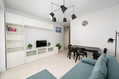 Telewizja i/lub zestaw kina domowego w obiekcie Marywilska Apartment with Garden by BookingHost