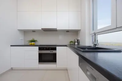 Kuchnia lub aneks kuchenny w obiekcie Family Apartment with 2 Bedrooms on the 16th Floor in Warsaw by Noclegi Renters