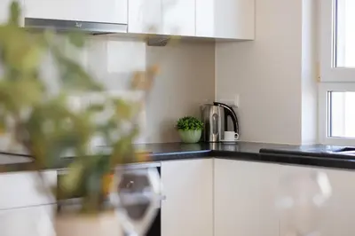 Kuchnia lub aneks kuchenny w obiekcie Family Apartment with 2 Bedrooms on the 16th Floor in Warsaw by Noclegi Renters
