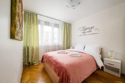 Łóżko lub łóżka w pokoju w obiekcie Warszawa Wola Homely Apartment by BookingHost