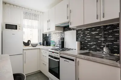 Kuchnia lub aneks kuchenny w obiekcie Warszawa Wola Homely Apartment by BookingHost
