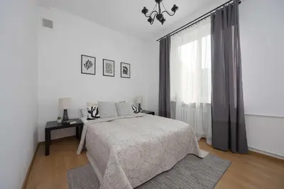 Łóżko lub łóżka w pokoju w obiekcie Bright Apartment in Muranów Close to the Old Town by Noclegi Renters