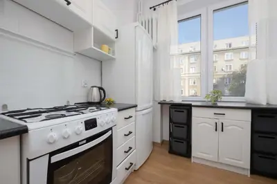 Kuchnia lub aneks kuchenny w obiekcie Bright Apartment in Muranów Close to the Old Town by Noclegi Renters