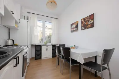 Kuchnia lub aneks kuchenny w obiekcie Bright Apartment in Muranów Close to the Old Town by Noclegi Renters