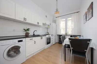 Kuchnia lub aneks kuchenny w obiekcie Bright Apartment in Muranów Close to the Old Town by Noclegi Renters