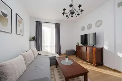 Telewizja i/lub zestaw kina domowego w obiekcie Bright Apartment in Muranów Close to the Old Town by Noclegi Renters