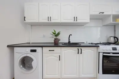 Kuchnia lub aneks kuchenny w obiekcie Bright Apartment in Muranów Close to the Old Town by Noclegi Renters