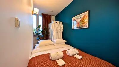 Łóżko lub łóżka w pokoju w obiekcie Bella Luna Luxury Suites - Warm & Modern Apt Near Old Town & Museums