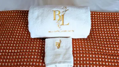 Łóżko lub łóżka w pokoju w obiekcie Bella Luna Luxury Suites - Warm & Modern Apt Near Old Town & Museums