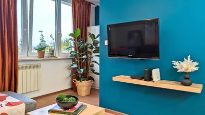 Telewizja i/lub zestaw kina domowego w obiekcie Bella Luna Luxury Suites - Warm & Modern Apt Near Old Town & Museums